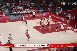 场边抢断+1郭导白衣站场边 对手误以为是队友结果传球失误